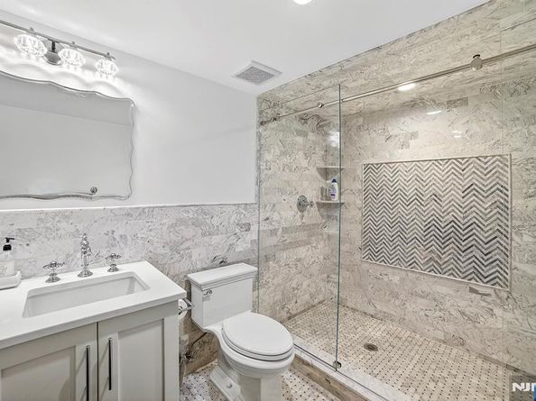 1096 Briar Way, Fort Lee NJ 07024