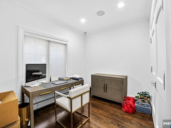 1096 Briar Way, Fort Lee NJ 07024