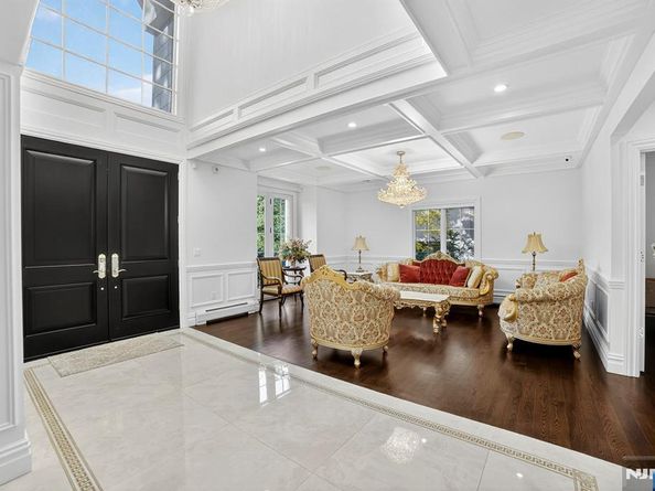 1096 Briar Way, Fort Lee NJ 07024