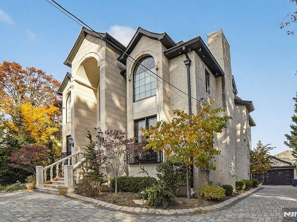 1096 Briar Way, Fort Lee NJ 07024