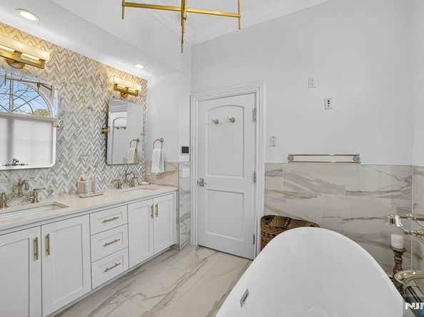 1096 Briar Way, Fort Lee NJ 07024