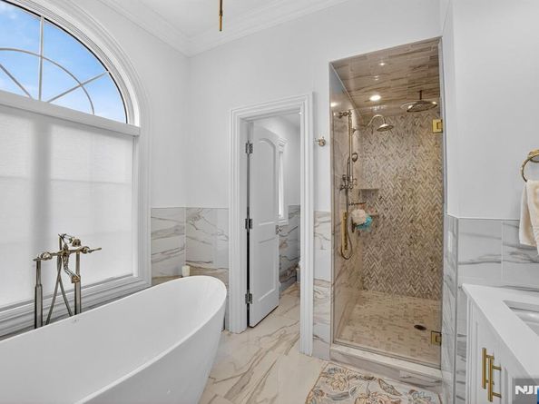 1096 Briar Way, Fort Lee NJ 07024