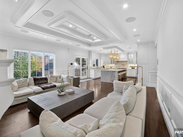 1096 Briar Way, Fort Lee NJ 07024