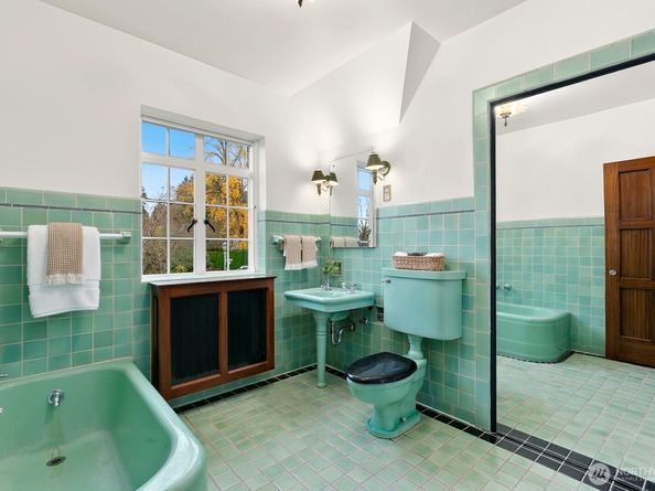 1994 Shenandoah Drive E, Seattle WA 98112