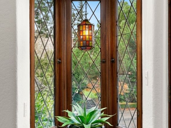 1994 Shenandoah Drive E, Seattle WA 98112