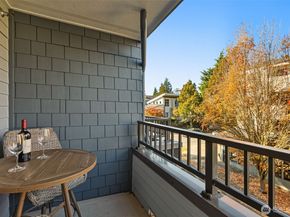 9222 Roosevelt Way NE 203, Seattle WA 98115