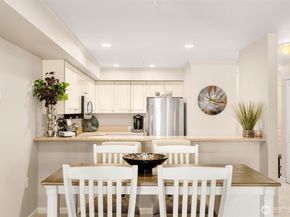 9222 Roosevelt Way NE 203, Seattle WA 98115