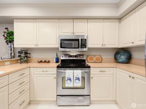 9222 Roosevelt Way NE 203, Seattle WA 98115