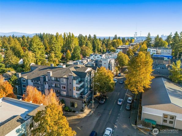 9222 Roosevelt Way NE 203, Seattle WA 98115
