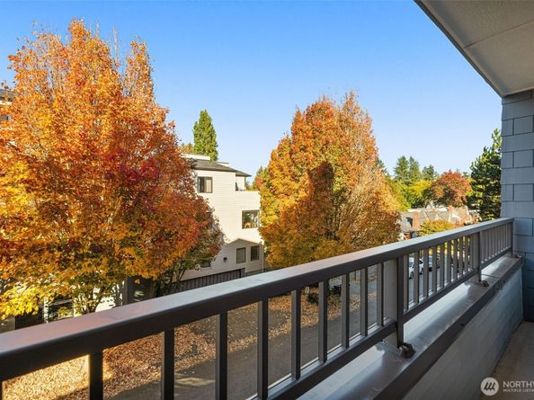 9222 Roosevelt Way NE 203, Seattle WA 98115