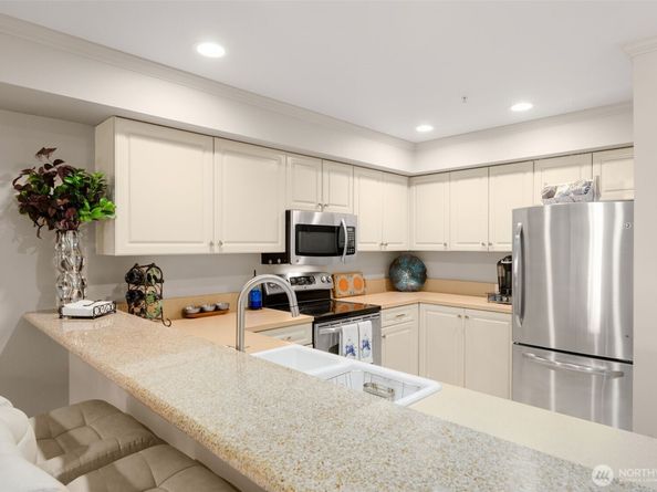 9222 Roosevelt Way NE 203, Seattle WA 98115