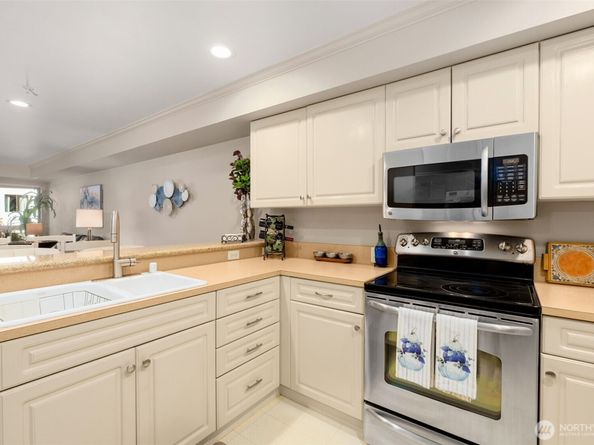 9222 Roosevelt Way NE 203, Seattle WA 98115