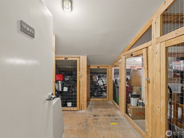 9222 Roosevelt Way NE 203, Seattle WA 98115