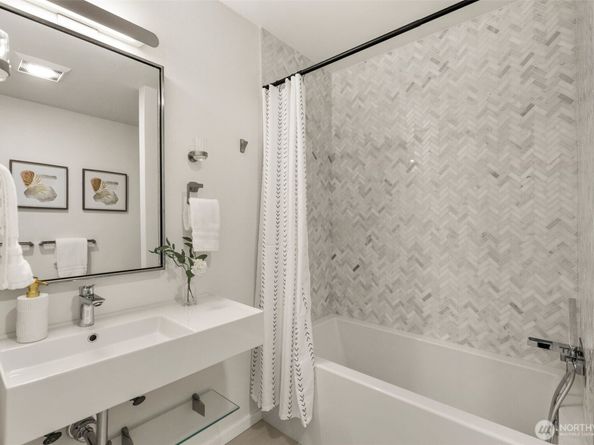 3020 64th Avenue SW B, Seattle WA 98116