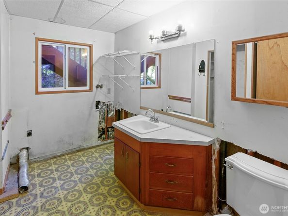 5755 Blakely Avenue NE, Bainbridge Island WA 98110