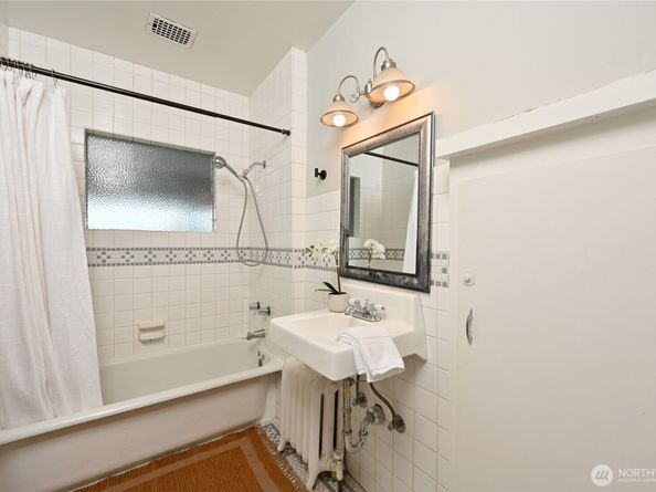 5220 18th Avenue NE, Seattle WA 98105