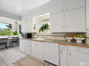 5220 18th Avenue NE, Seattle WA 98105
