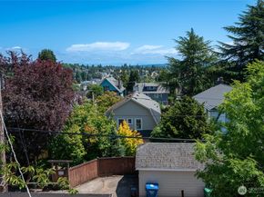 5220 18th Avenue NE, Seattle WA 98105