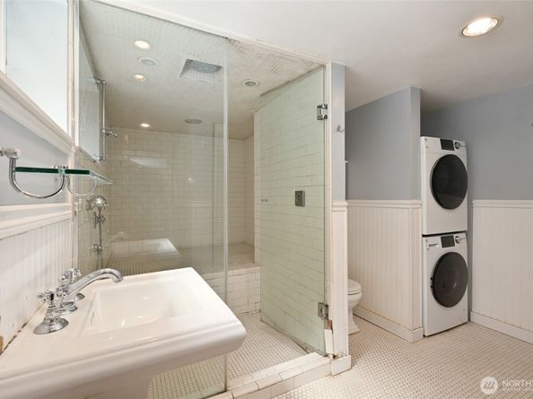 5220 18th Avenue NE, Seattle WA 98105