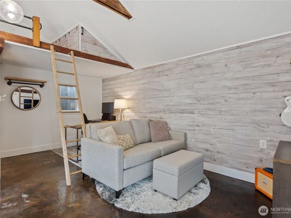 742 N 100 Street, Seattle WA 98133