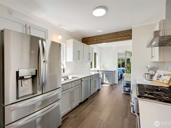 10045 9th Avenue SW, Seattle WA 98146