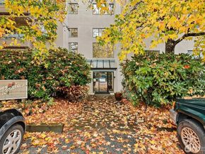 12300 33rd Avenue NE 402, Seattle WA 98125