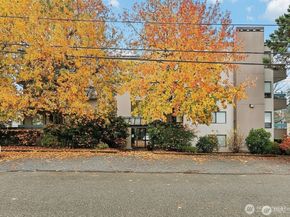 12300 33rd Avenue NE 402, Seattle WA 98125