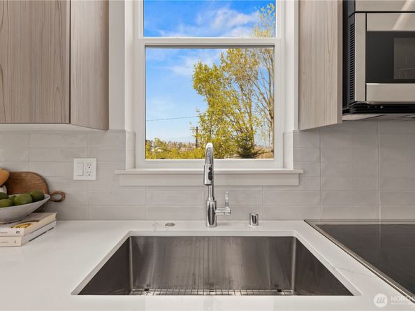 722 N 36th Street, Seattle WA 98103