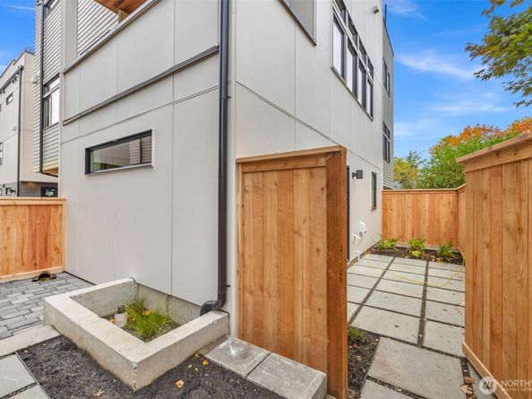 1412 N 47th Street B, Seattle WA 98103