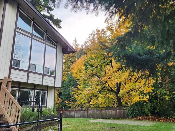 6008 116th Avenue NE, Kirkland WA 98033