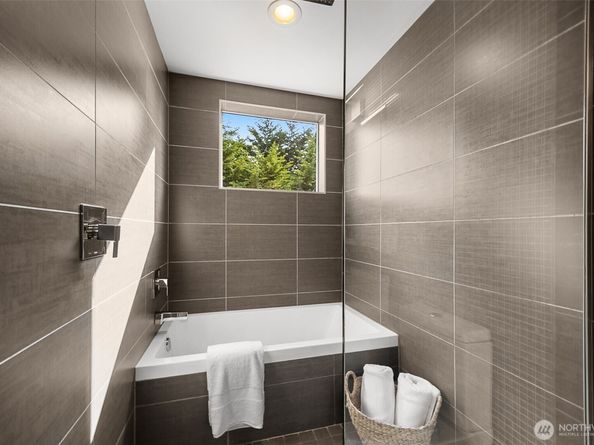 5910 Fauntleroy Way SW, Seattle WA 98136