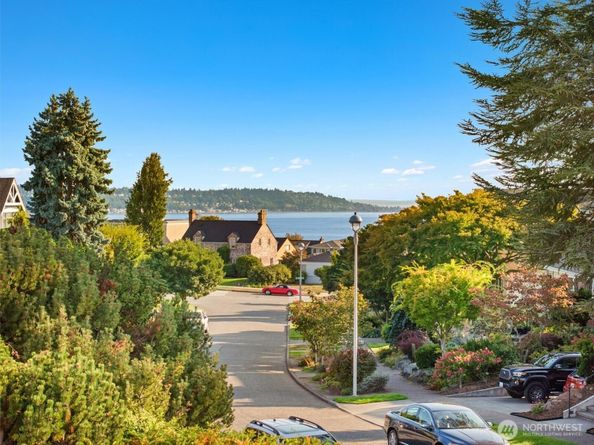 1940 Edgemont Place W, Seattle WA 98199