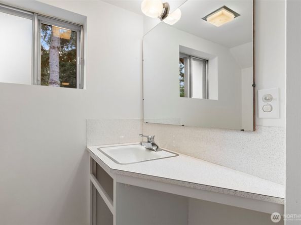 717 Twin View Place W, Bremerton WA 98312