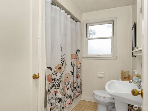 9521 12th Avenue NW, Seattle WA 98117