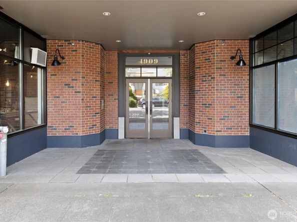 1909 10th Avenue W 203, Seattle WA 98119