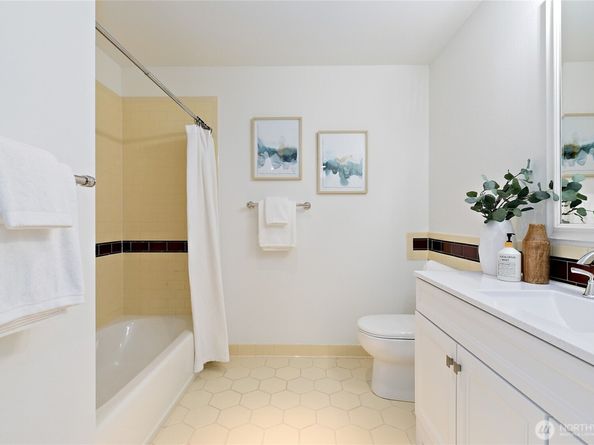1909 10th Avenue W 203, Seattle WA 98119