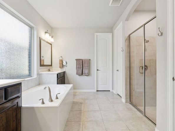 807  Dove Trail , Euless Texas 76039