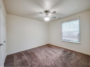 913 E Davis Avenue , Fort Worth Texas 76104