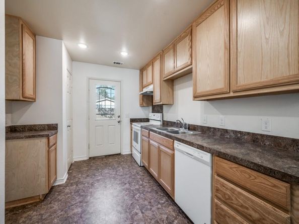 913 E Davis Avenue , Fort Worth Texas 76104