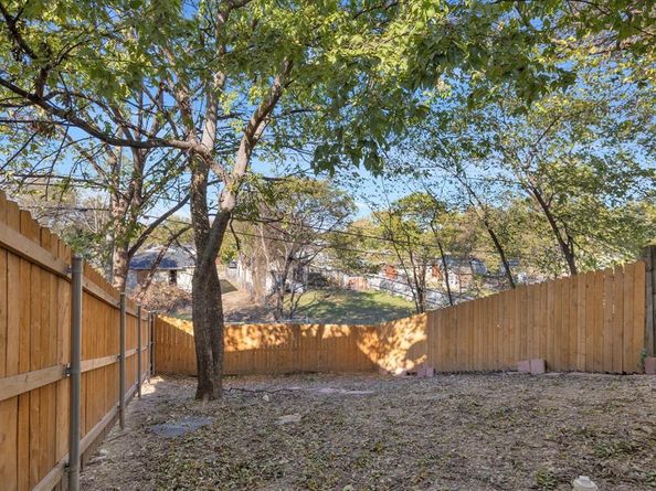 1205 E Powell Avenue , Fort Worth Texas 76104