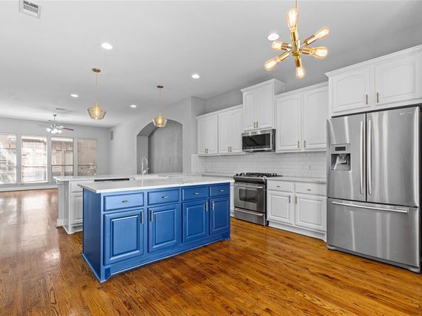 907  City Side Lane , Dallas Texas 75201