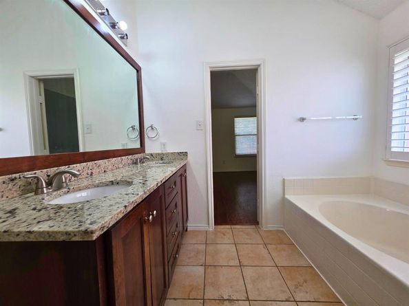 304 E Clover Park Drive , Fort Worth Texas 76140