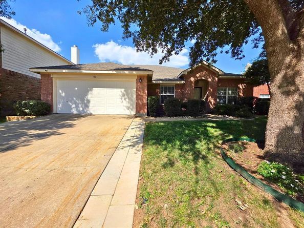 304 E Clover Park Drive , Fort Worth Texas 76140