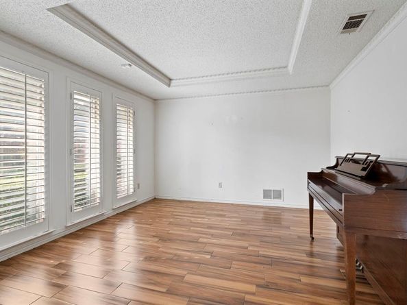 6415  Barkwood Lane , Dallas Texas 75248