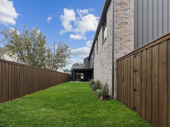 7707  Robin Road , Dallas Texas 75209