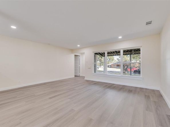 2663  Crest Avenue , Dallas Texas 75216