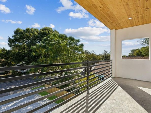 2811  Fernwood Avenue , Dallas Texas 75216