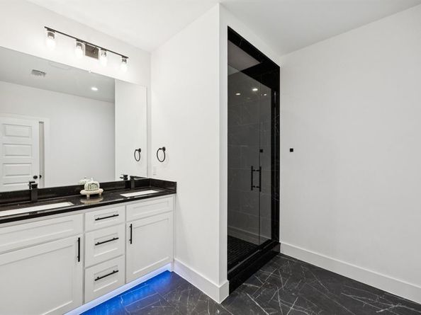 2811  Fernwood Avenue , Dallas Texas 75216