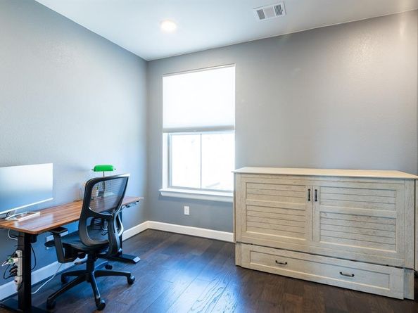 1008  Manacor Lane , Dallas Texas 75212