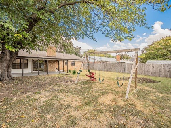 902  Smokey Court , Arlington Texas 76014